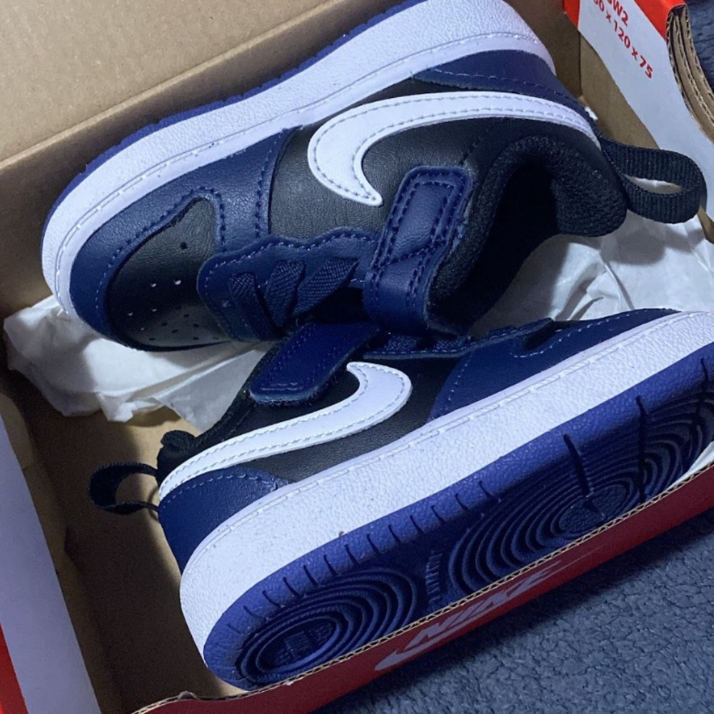 Nike toddler shoes (4c)